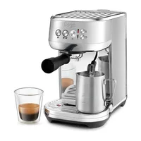 Sage Bambino Plus paslanmaz çelik espresso makinesi, süt potu ve espresso fincanıyla ürün fotoğrafı