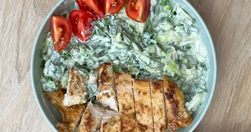 Yoğurt soslu tavuklu salata tabağı